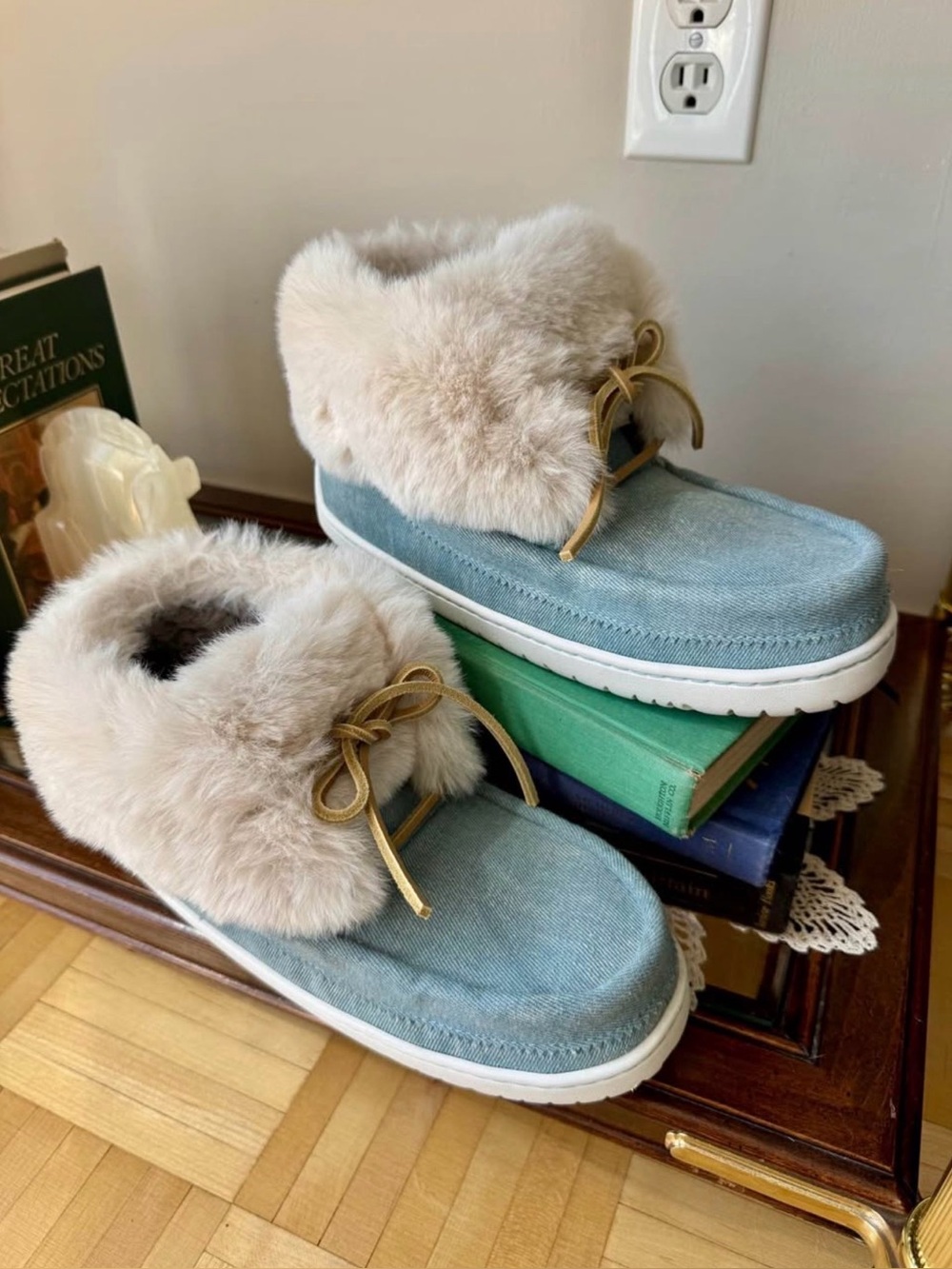 Manitobah Limited Edition Denim & Faux Fur Winter Moccasins – Women’s Size 7